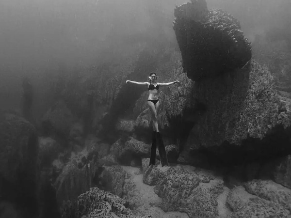 潛水拍照新姿勢，放下你的剪刀手，我們來這樣拍