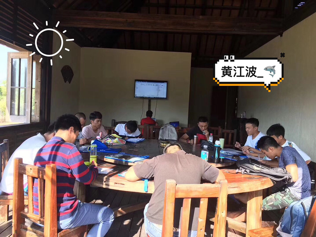 除了俯瞰大地的飛翔，還有潛入海底的翱翔。